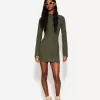 Rochie mini din tricot deschis cu gat inalt Rochie mini din tricot deschis cu gat inalt