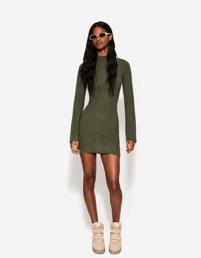 Rochie mini din tricot deschis cu gat inalt Rochie mini din tricot deschis cu gat inalt