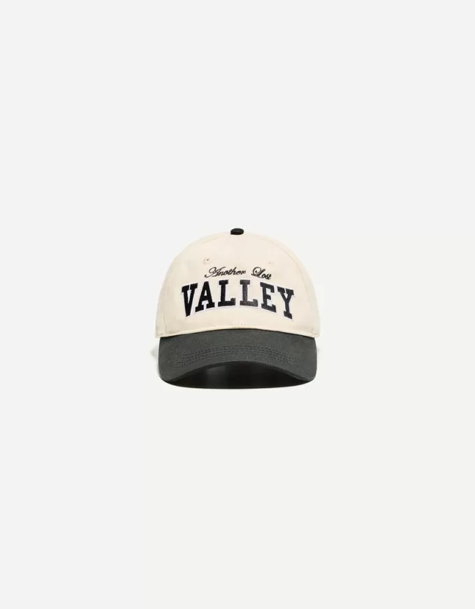 Șapcă de varsity cu broderie Șapcă de varsity cu broderie