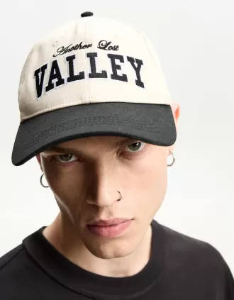 Șapcă de varsity cu broderie