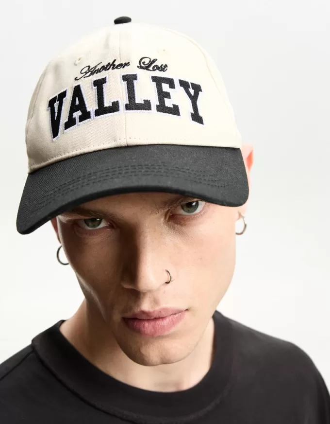 Șapcă de varsity cu broderie Șapcă de varsity cu broderie
