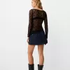 Top blond din dantela cu maneca lunga Top blond din dantela cu maneca lunga