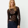 Top blond din dantela cu maneca lunga Top blond din dantela cu maneca lunga