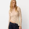 Top blond din dantela cu maneca lunga Top blond din dantela cu maneca lunga