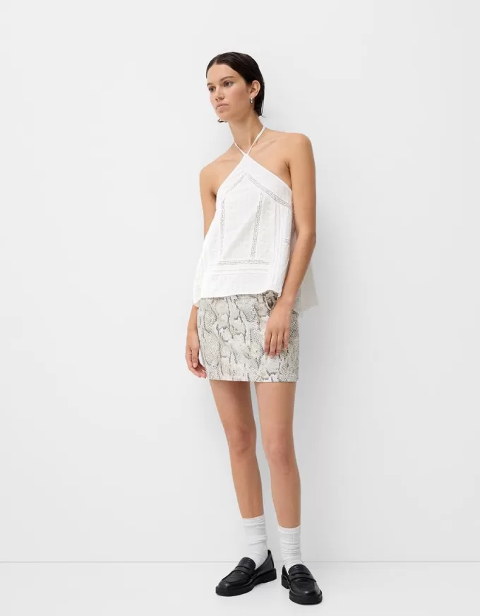 Top cu halter brodat Top cu halter brodat