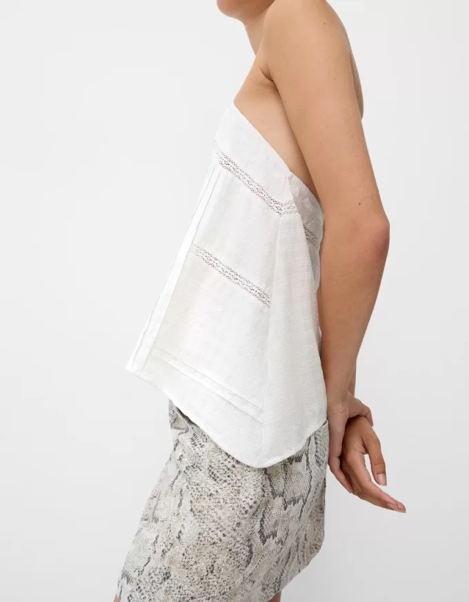 Top cu halter brodat Top cu halter brodat