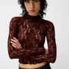 Tricou blond din dantela cu gat inalt cu maneca lunga Tricou blond din dantela cu gat inalt cu maneca lunga
