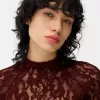 Tricou blond din dantela cu gat inalt cu maneca lunga Tricou blond din dantela cu gat inalt cu maneca lunga