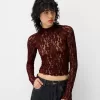Tricou blond din dantela cu gat inalt cu maneca lunga Tricou blond din dantela cu gat inalt cu maneca lunga