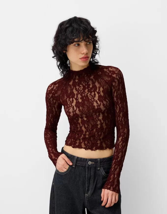 Tricou blond din dantela cu gat inalt cu maneca lunga Tricou blond din dantela cu gat inalt cu maneca lunga