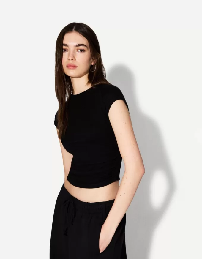 Tricou cu mânecă scurtă cu încrețire laterală Tricou cu mânecă scurtă cu încrețire laterală