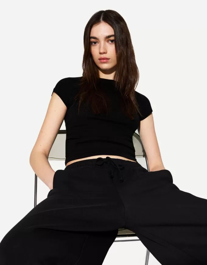 Tricou cu mânecă scurtă cu încrețire laterală Tricou cu mânecă scurtă cu încrețire laterală