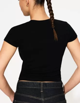 Tricou cu mânecă scurtă și decolteu