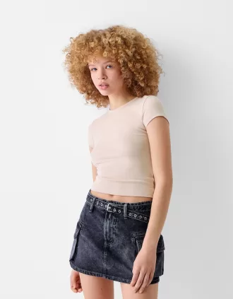 Tricou cu mânecă scurtă și decolteu