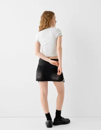 Tricou cu mânecă scurtă și decolteu