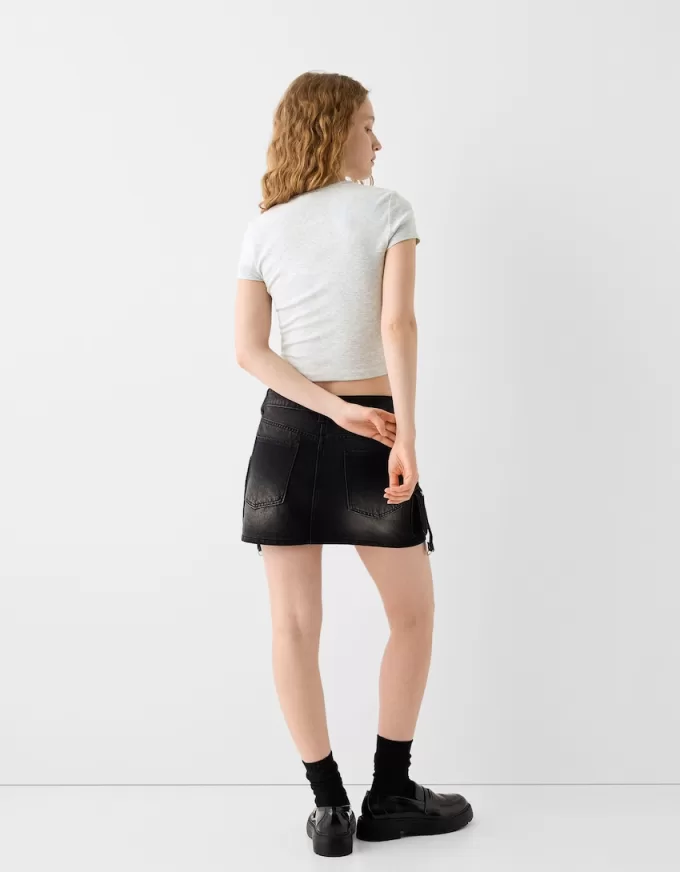 Tricou cu mânecă scurtă și decolteu