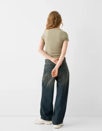 Tricou cu mânecă scurtă și decolteu