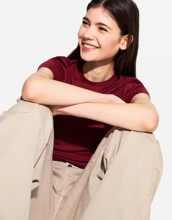 Tricou cu mânecă scurtă și decolteu Tricou cu mânecă scurtă și decolteu