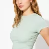 Tricou cu mânecă scurtă și decolteu Tricou cu mânecă scurtă și decolteu