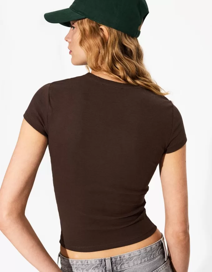 Tricou cu mânecă scurtă și decolteu Tricou cu mânecă scurtă și decolteu