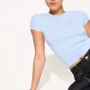 Tricou cu mânecă scurtă și decolteu Tricou cu mânecă scurtă și decolteu