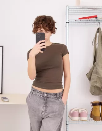 Tricou cu mânecă scurtă și decolteu