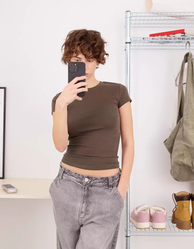 Tricou cu mânecă scurtă și decolteu Tricou cu mânecă scurtă și decolteu