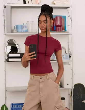 Tricou cu mânecă scurtă și decolteu