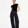 Tricou cu mânecă scurtă și decolteu Tricou cu mânecă scurtă și decolteu