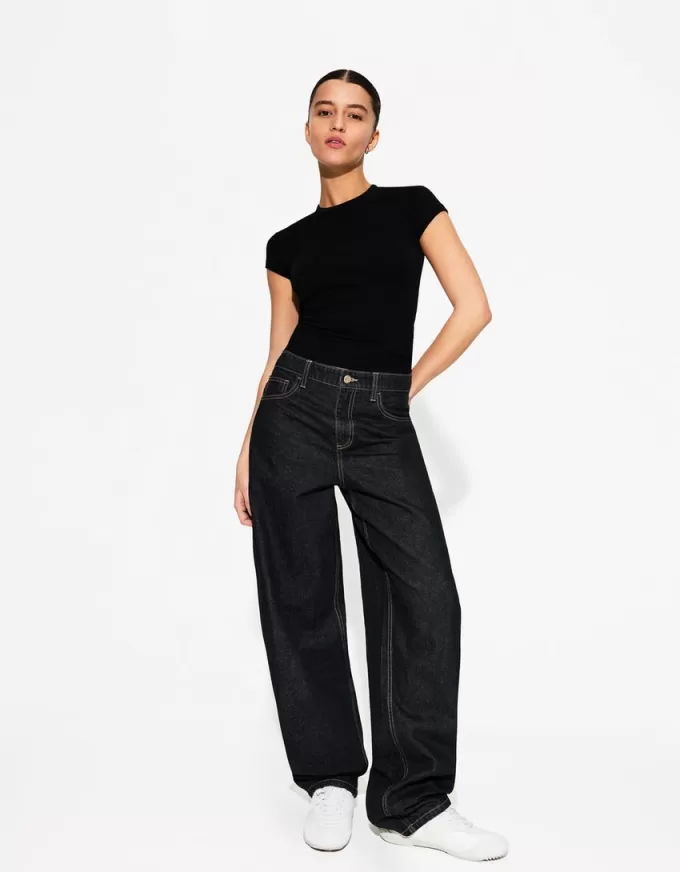 Tricou cu mânecă scurtă și decolteu Tricou cu mânecă scurtă și decolteu