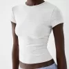Tricou cu mânecă scurtă și decolteu Tricou cu mânecă scurtă și decolteu