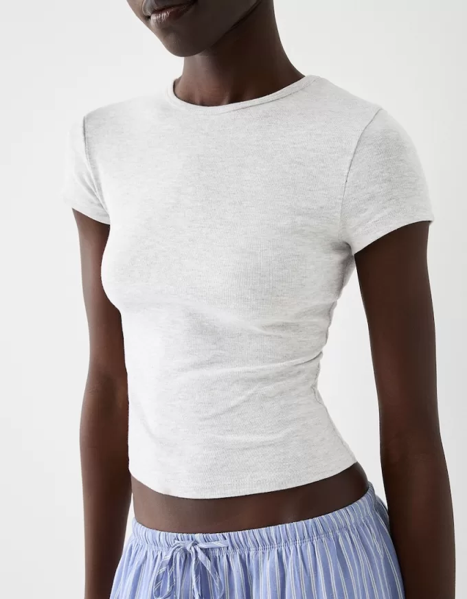 Tricou cu mânecă scurtă și decolteu Tricou cu mânecă scurtă și decolteu
