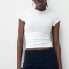 Tricou cu mânecă scurtă și decolteu Tricou cu mânecă scurtă și decolteu