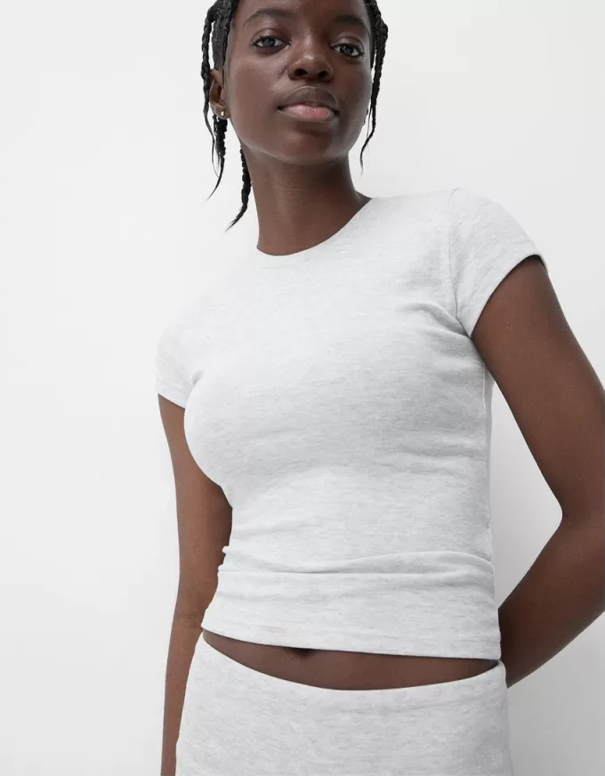 Tricou cu mânecă scurtă și decolteu Tricou cu mânecă scurtă și decolteu