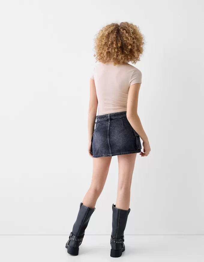 Tricou cu mânecă scurtă și decolteu Tricou cu mânecă scurtă și decolteu
