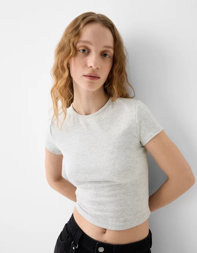 Tricou cu mânecă scurtă și decolteu