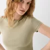 Tricou cu mânecă scurtă și decolteu