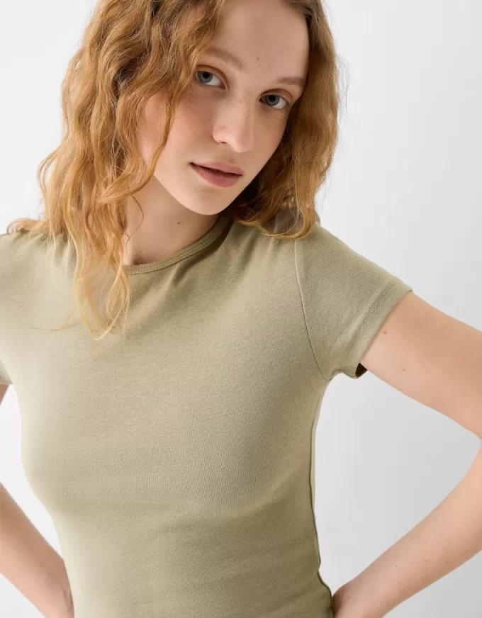 Tricou cu mânecă scurtă și decolteu