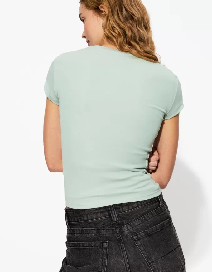 Tricou cu mânecă scurtă și decolteu Tricou cu mânecă scurtă și decolteu