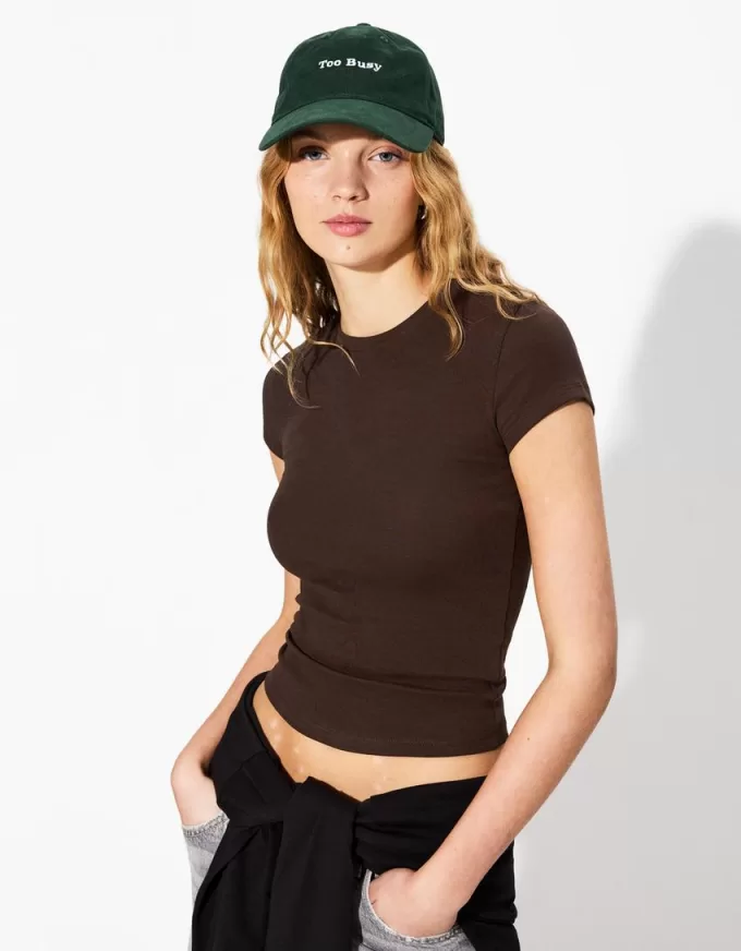 Tricou cu mânecă scurtă și decolteu Tricou cu mânecă scurtă și decolteu