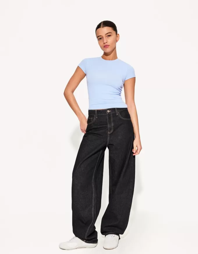 Tricou cu mânecă scurtă și decolteu Tricou cu mânecă scurtă și decolteu