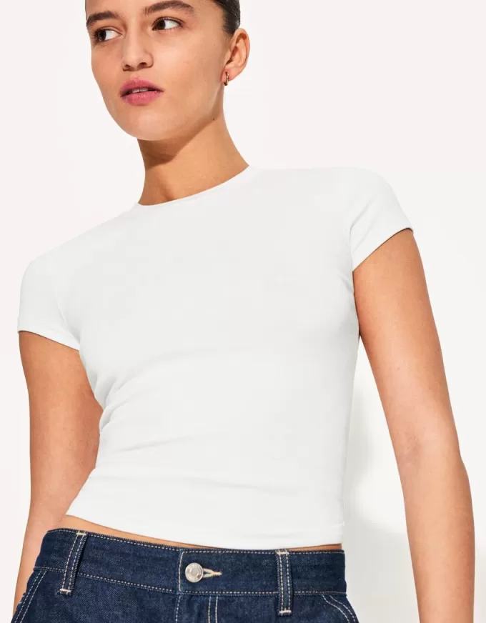 Tricou cu mânecă scurtă și decolteu Tricou cu mânecă scurtă și decolteu