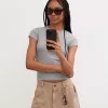 Tricou cu mânecă scurtă și decolteu Tricou cu mânecă scurtă și decolteu