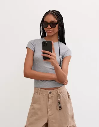 Tricou cu mânecă scurtă și decolteu
