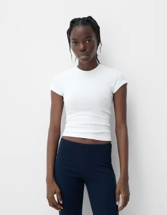 Tricou cu mânecă scurtă și decolteu