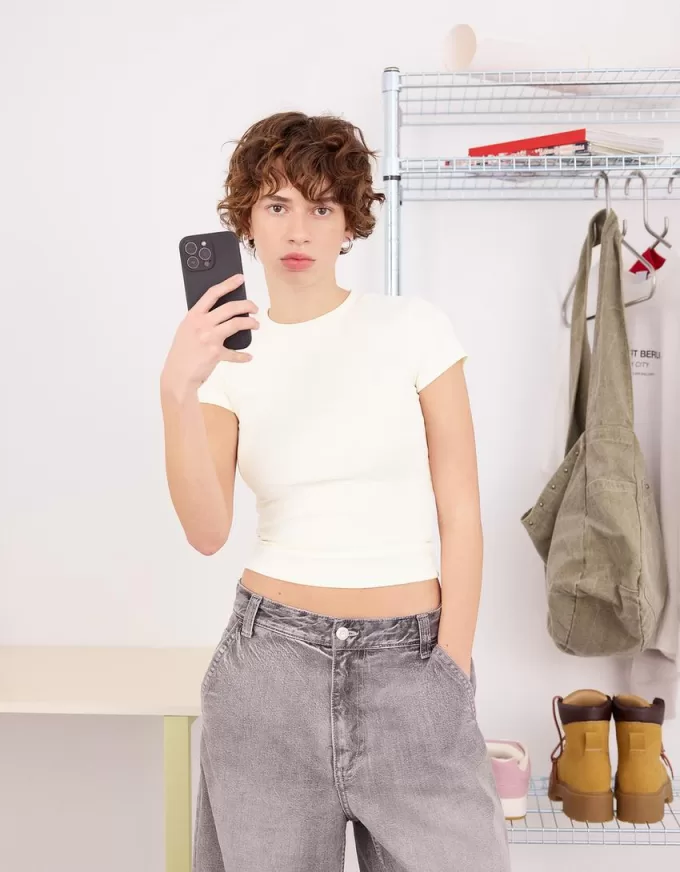 Tricou cu mânecă scurtă și decolteu Tricou cu mânecă scurtă și decolteu