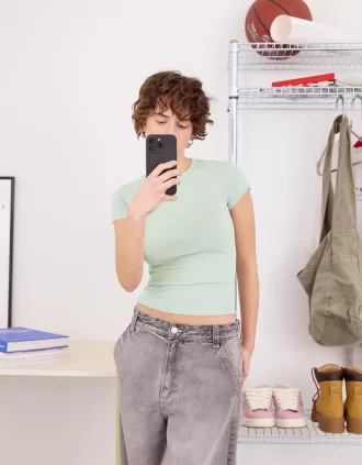 Tricou cu mânecă scurtă și decolteu