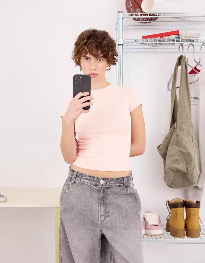 Tricou cu mânecă scurtă și decolteu Tricou cu mânecă scurtă și decolteu
