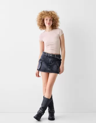 Tricou cu mânecă scurtă și decolteu