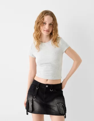 Tricou cu mânecă scurtă și decolteu